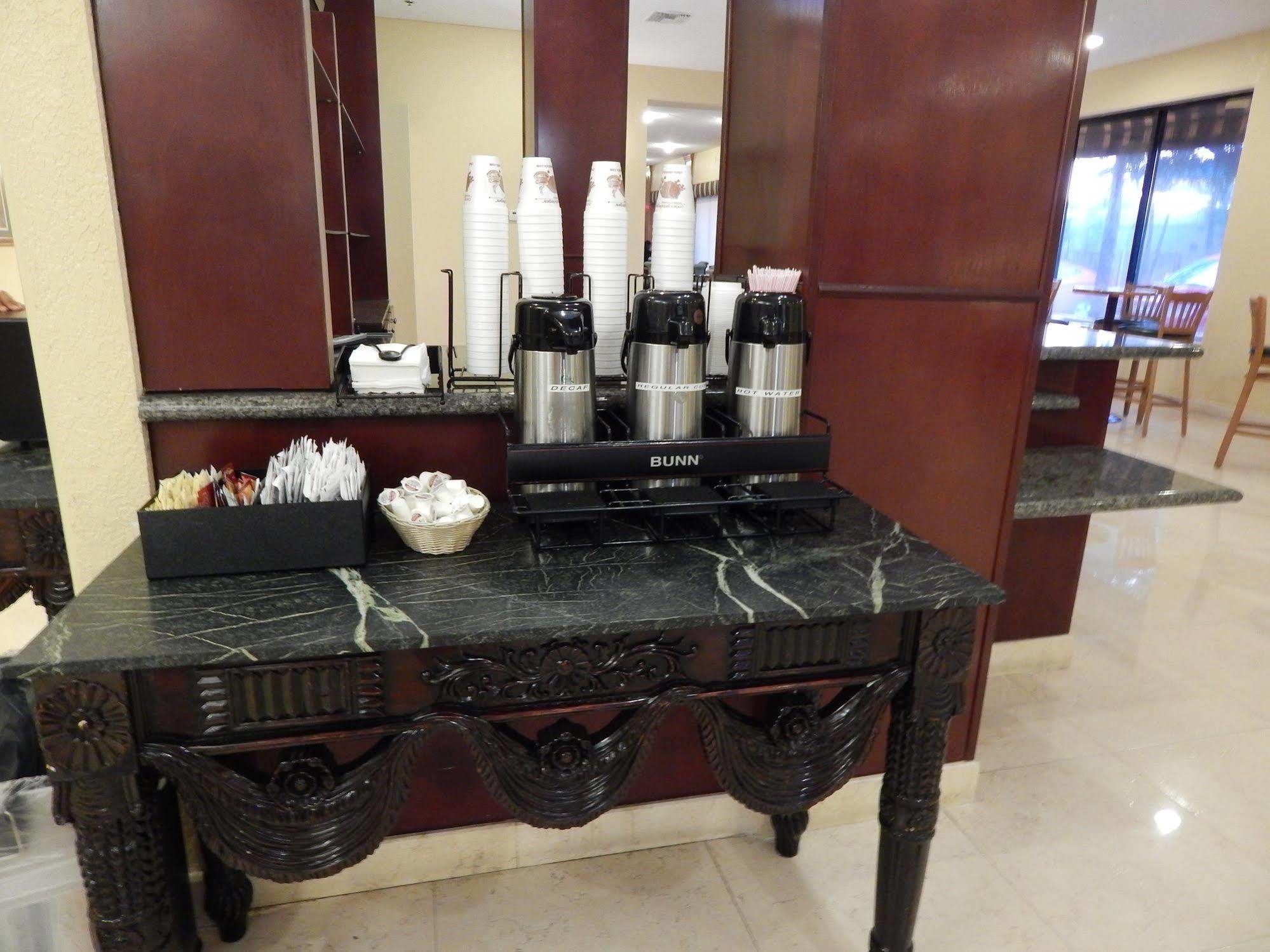 North Miami Beach Gardens Inn & Suites (Adults Only) מראה חיצוני תמונה